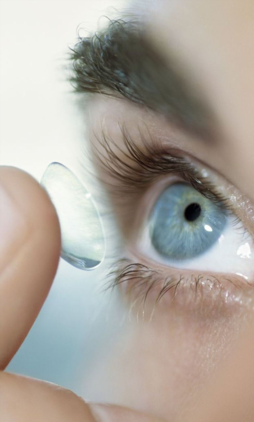 Persona colocándose una lente de contacto cosmética