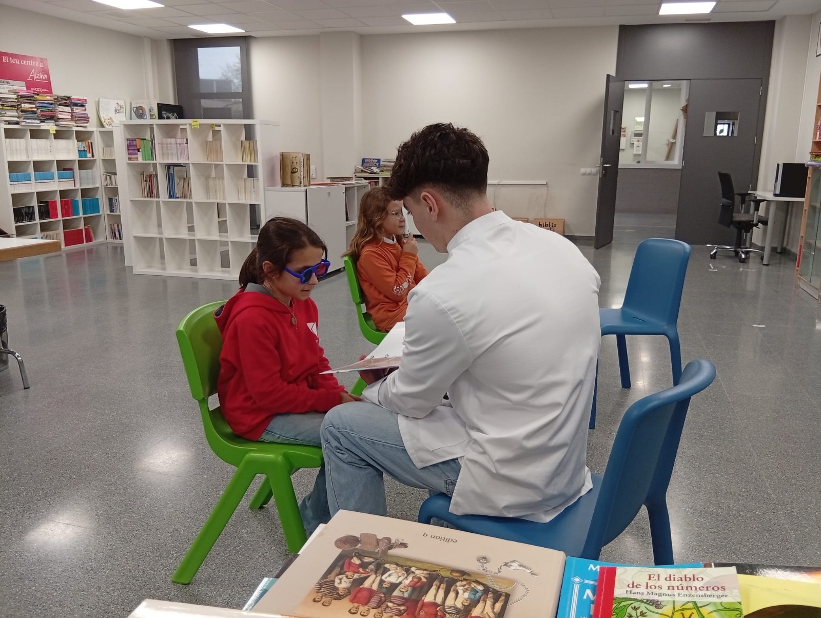 Alumno participando en una prueba visual durante el screening en el Colegio La Florida