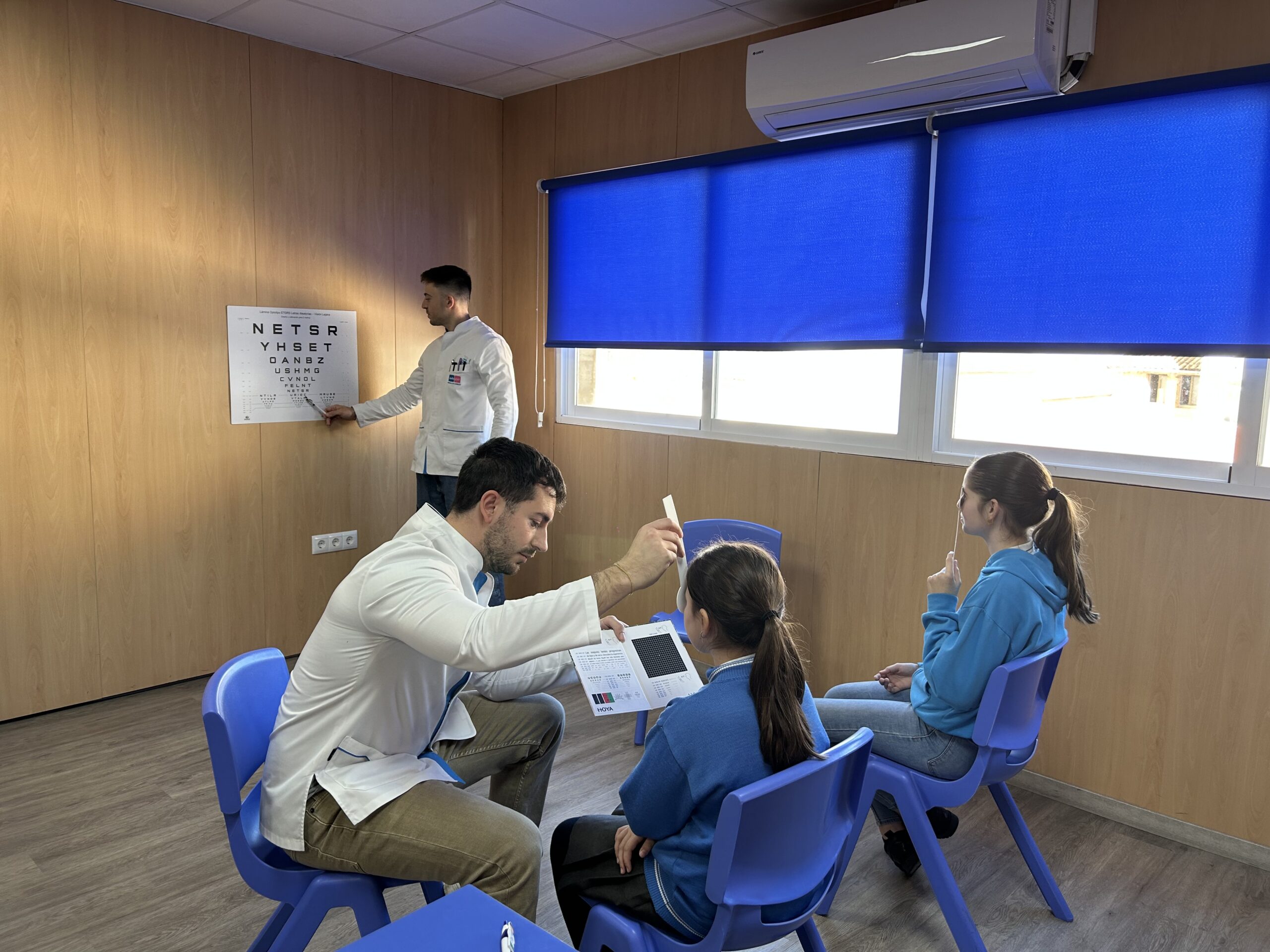 Evaluación visual a una estudiante del Colegio Ave María de Carcaixent